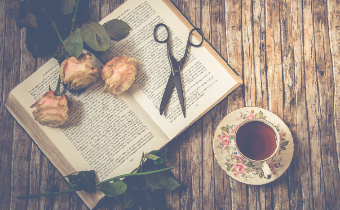 Knapper, nåle, sakse, målebånd samt øvrigt tilbehør